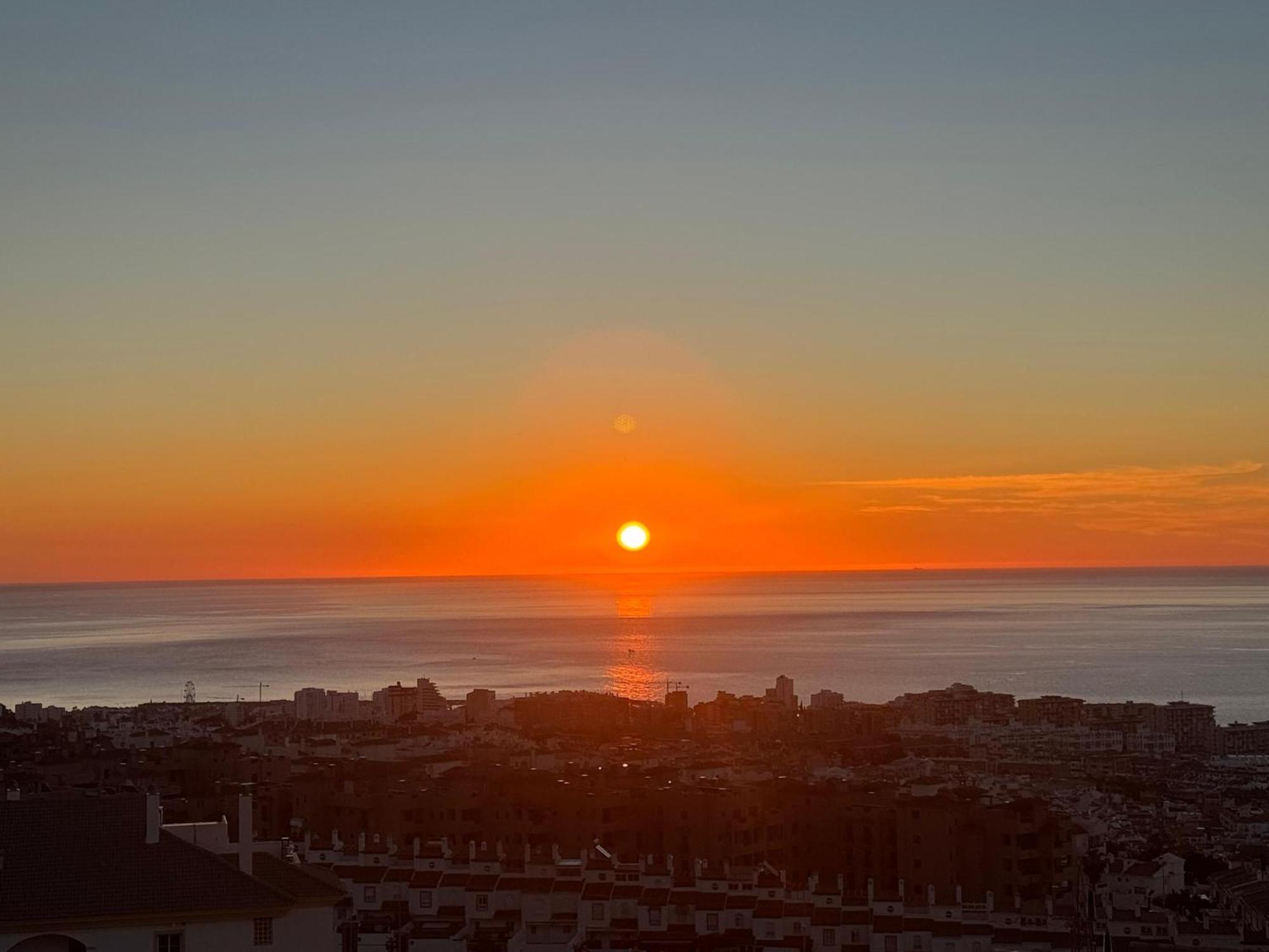 Peaceful Studio With Amazing Sea Views And Free Parking Benalmadena Luaran gambar